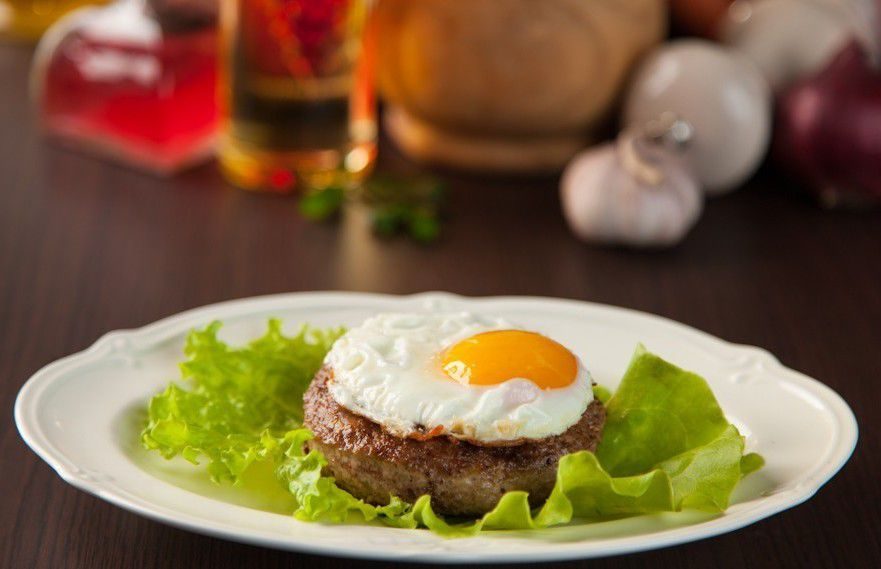 Бифштекс с яйцом в духовке рецепт с фото
